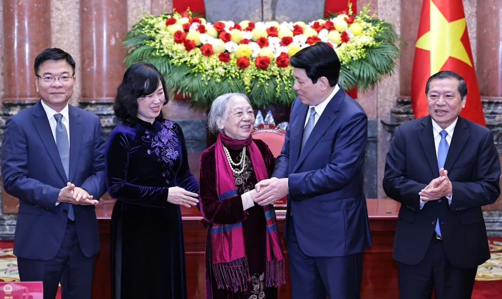 国家主席梁强问候阮氏金莱护士，昔日在潘悛新闻工作者的黑白图片作品中的“小游击员”。