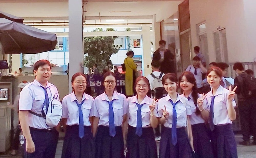 文朗学校华人学生参加中文科市级优秀生会考。