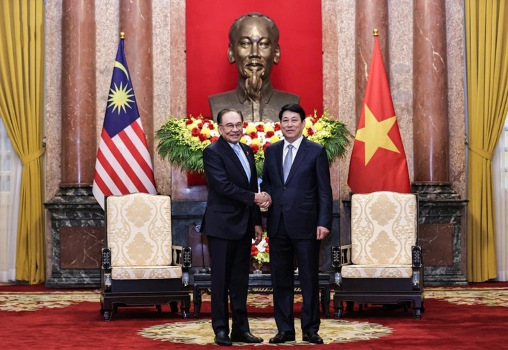 国家主席梁强（右）与马来西亚总理安瓦尔‧易卜拉欣。（图：VOV）