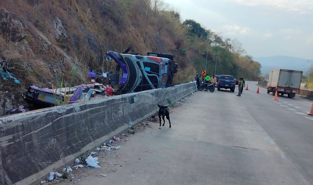 泰国一大巴在行驶过程中侧翻，造成17人死亡。（图：路透社）