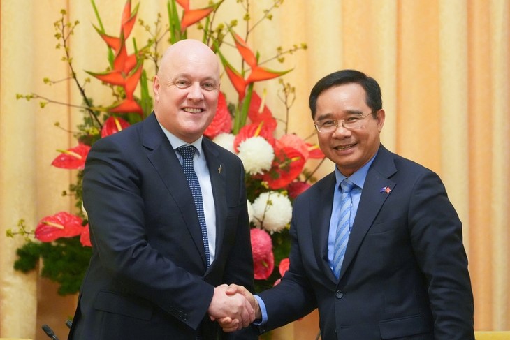 市人委会主席阮文得与新西兰总理克里斯多夫·拉克森合影。