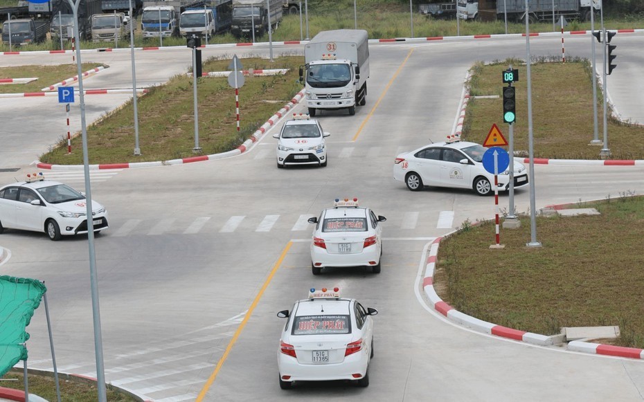 汽车驾照考核现场。