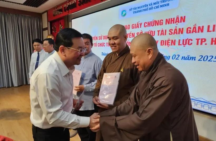 市资源与环境厅长阮全胜向各宗教单位代表颁授粉红簿。