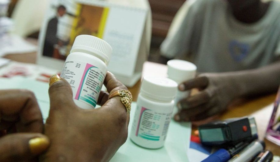 图为一名顾问正在指导一名被确诊为感染了艾滋病毒的青春期男孩如何正确服用抗逆转录病毒药物。（示意图：联合国）