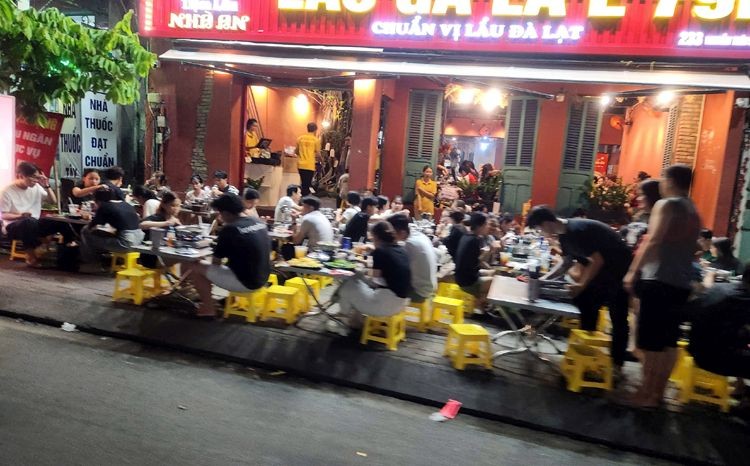 图为旧邑郡阮泰山街上人行道被霸占做餐饮生意。