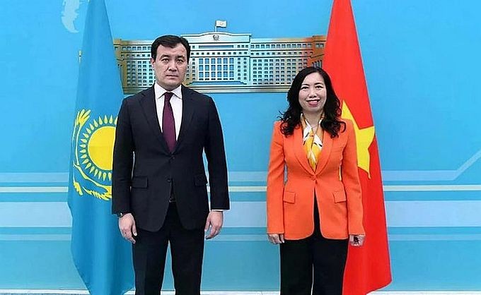 越南外交部副部长黎氏秋姮（右）与哈萨克斯坦副外长阿里别克·巴卡耶夫。（图：baoquocte.vn）