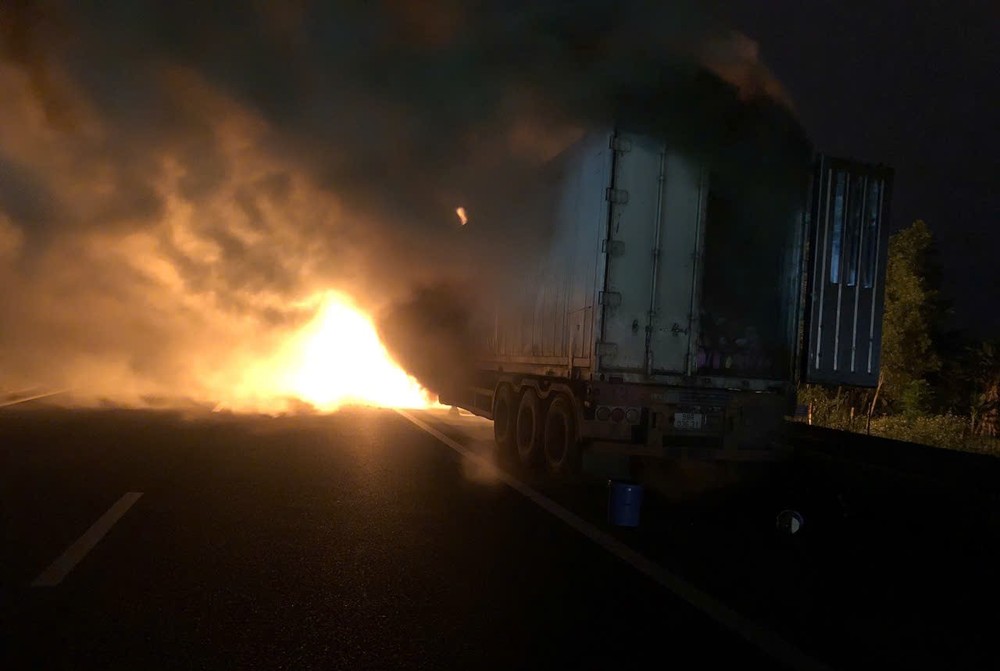 牵引车在岘港-广义高速公路猛烈燃烧起来。