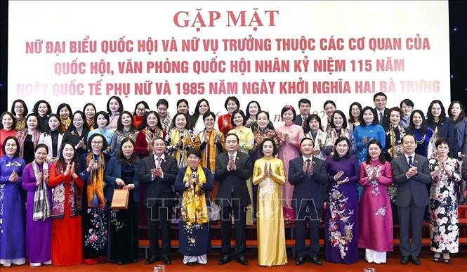 国会副主席阮德海向国会女代表赠送礼物。