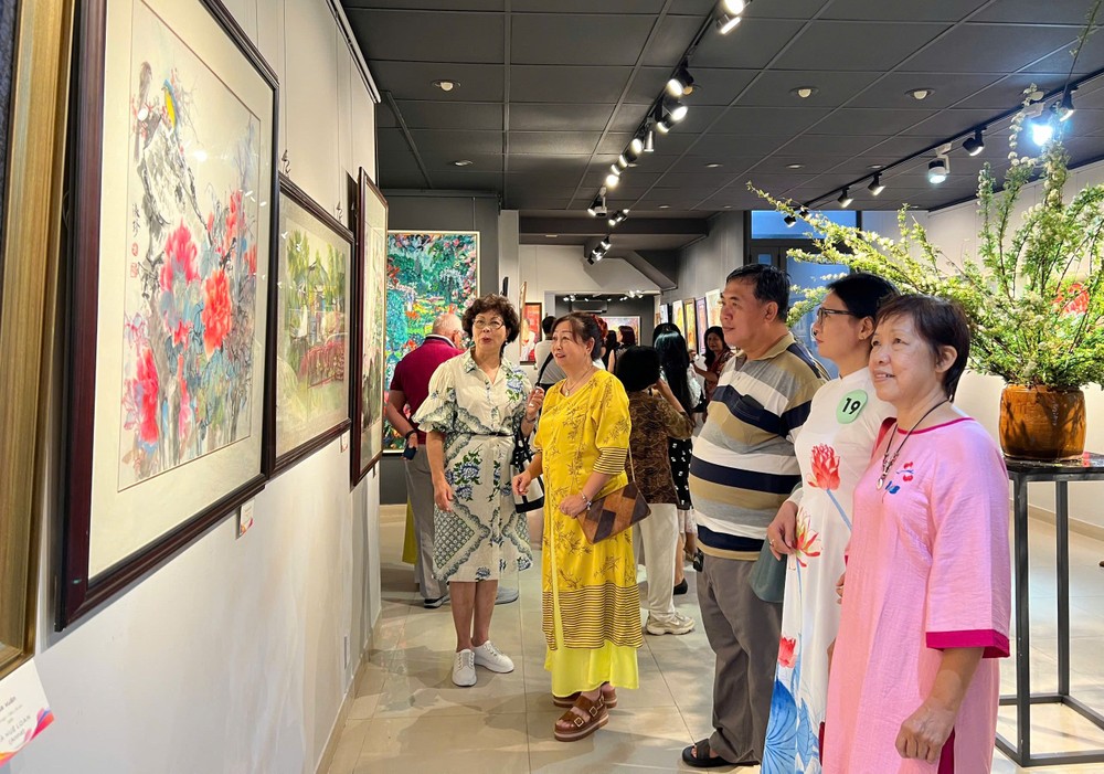 华人画家参加庆妇女节美术展