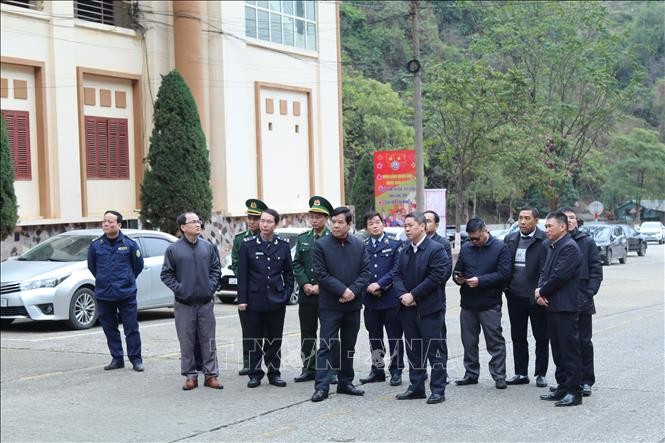 谅山省人委会工作代表团视察南谷海关通关区。（图：越通社）