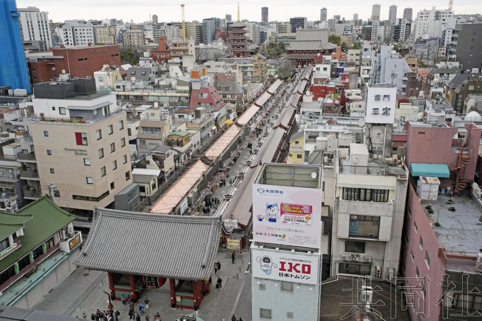 图为房顶被翻新的东京浅草寺商店街“仲见世”。（图：共同社）