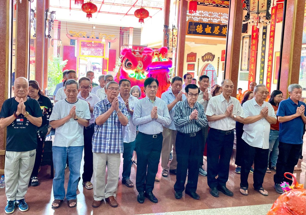 海南会馆理事会代表拈香参拜祈求风调雨顺、国泰民安。