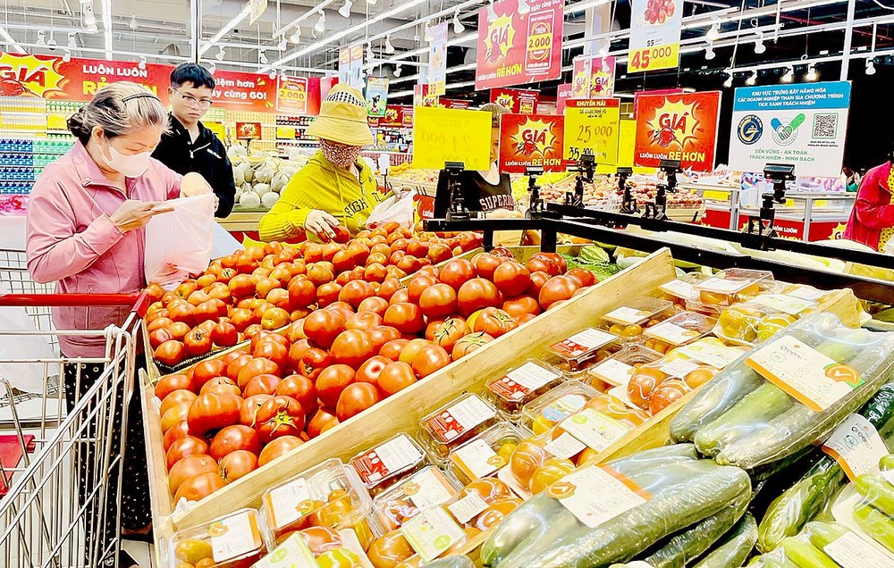 客户前往新富郡某超市购买果蔬。