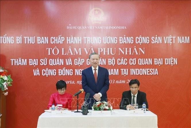 苏林总书记访问越南驻印尼大使馆，会见旅居印尼越南侨胞。（图：越通社）