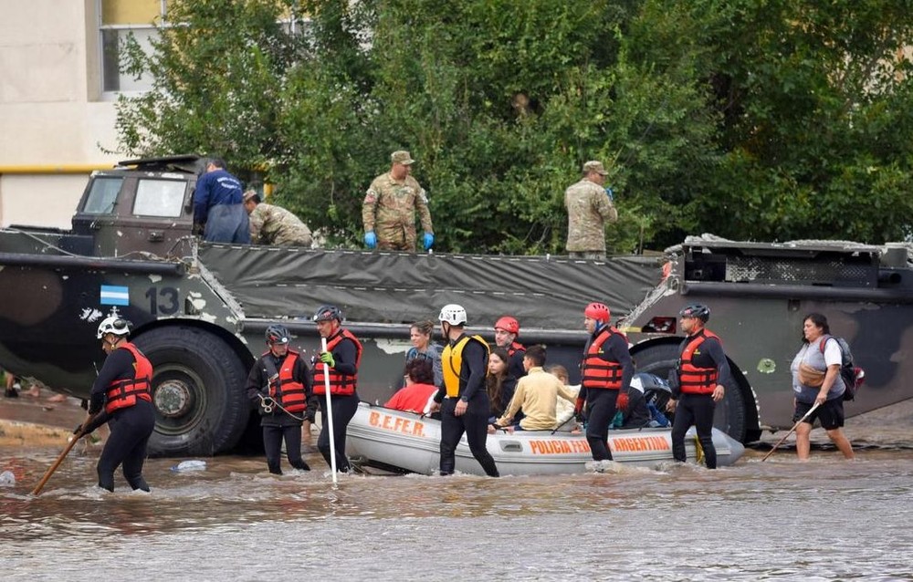 阿根廷7日遭遇暴雨，导致城市被洪水淹没，超过1300人撤离。 （图：AFP）