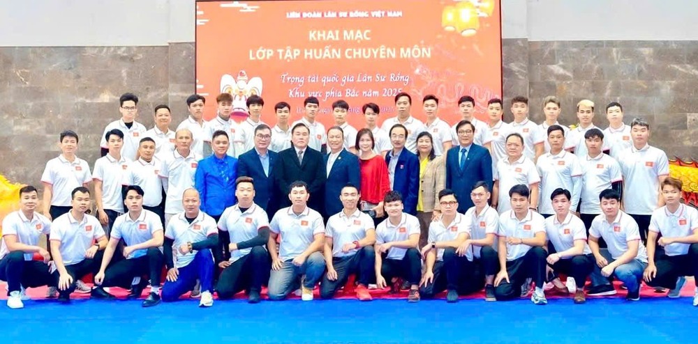 越南龙狮联合会领导与学员在开幕式上合影。