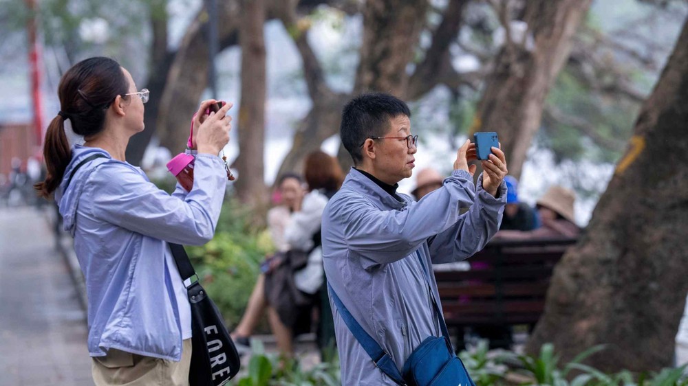 中国游客在一旅游景点打卡。（图：杜忠）