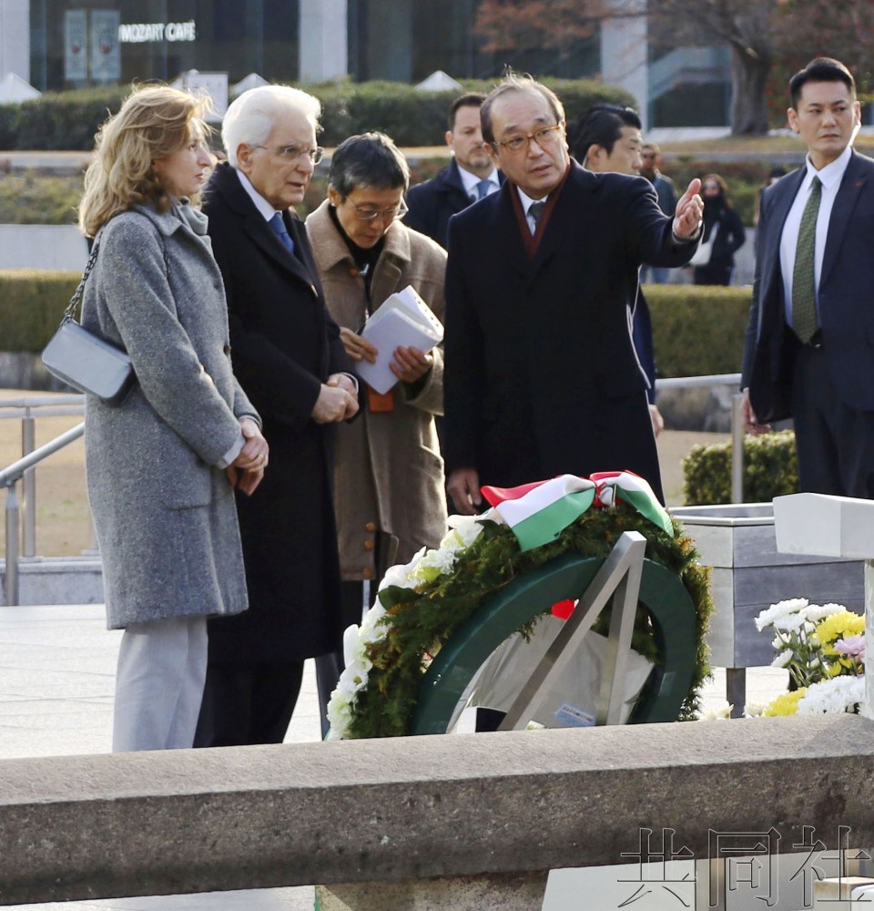 3月8日，在广岛市和平纪念公园，意大利总统马塔雷拉（左二）向核爆遇难者慰灵碑献花，并倾听广岛市长松井一实（左四）的介绍。（图：共同社）