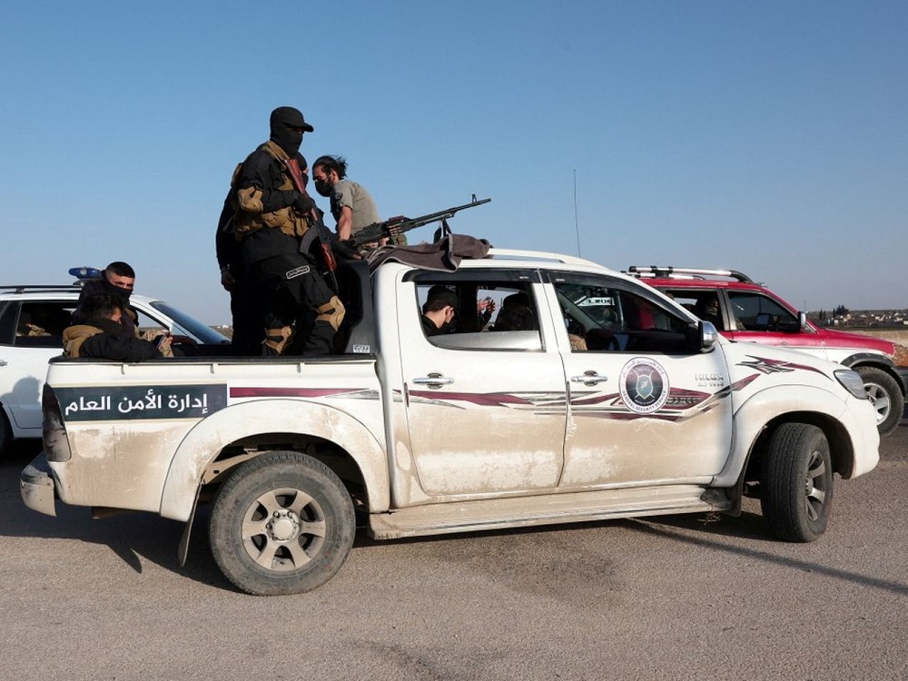 叙利亚军方人员坐车前往拉塔基亚，加入对付效忠前政权武装人员的行动。（图：路透社）