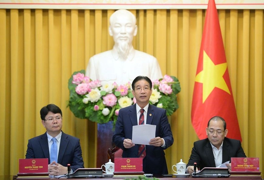 国家主席办公厅副主任范清河（中）在新闻发布会上公布国家主席令。