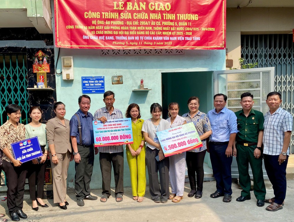 向一位华人移交温情屋