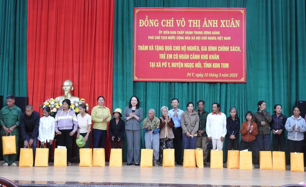 国家副主席武氏映春探望并与崑嵩省举行会议