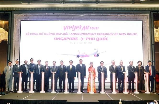 越南共产党中央总书记苏林出席Vietjet新加坡 – 富国岛直飞航线公布仪式。（图：越通社）