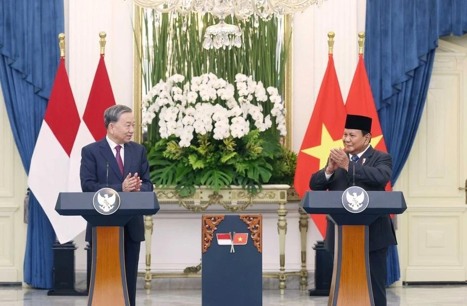 苏林总书记和印度尼西亚总统、大印尼行动党总主席普拉博沃·苏比延多。（图：越通社）