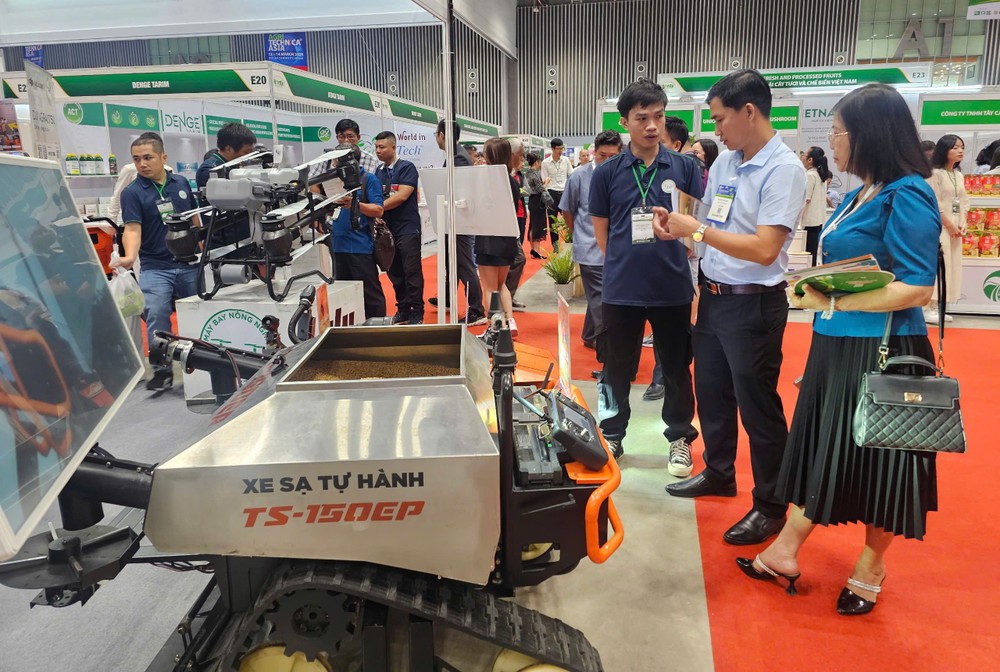 企业向参观者介绍新碾米技术及设备。