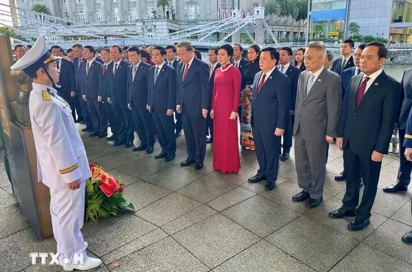 苏林总书记在新加坡胡志明主席雕像前献花