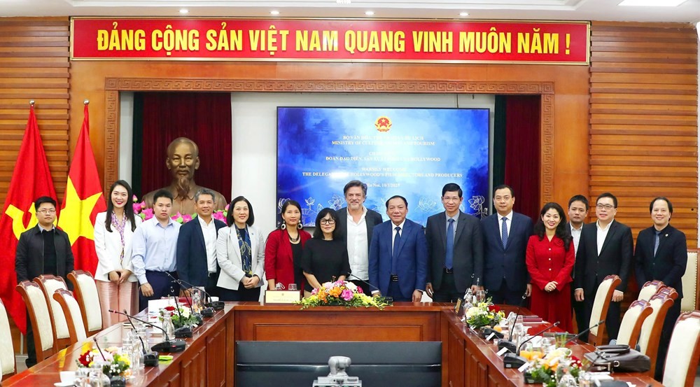 文体与旅游部长阮文雄（右七）同好莱坞剧组合影。