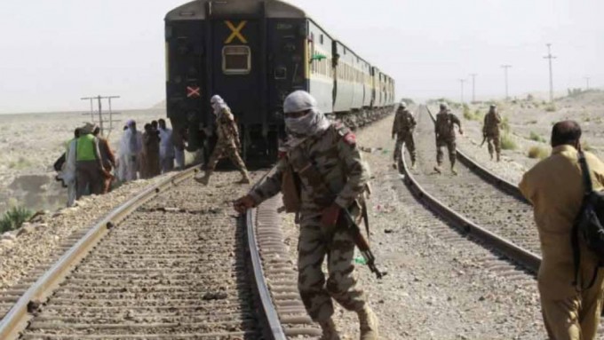 巴基斯坦一列火车遭武装分子袭击，逾百人被挟持。（图：互联网）