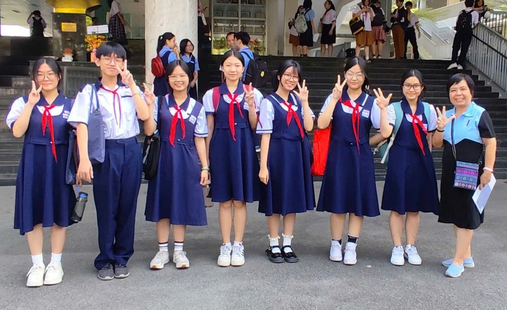 华人子弟参加市九年级优秀生考试