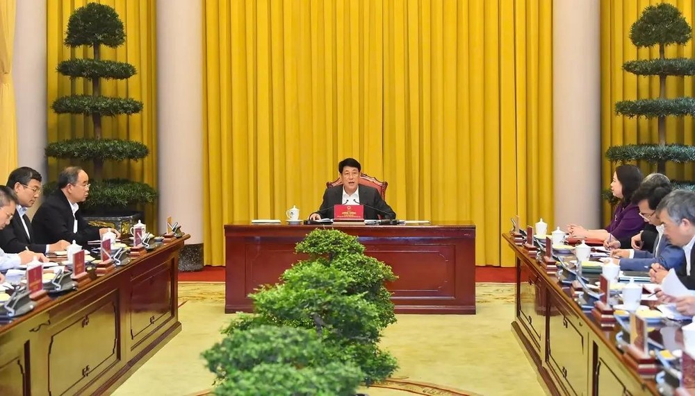 国家主席梁强（中）主持会议。（图：VOV）