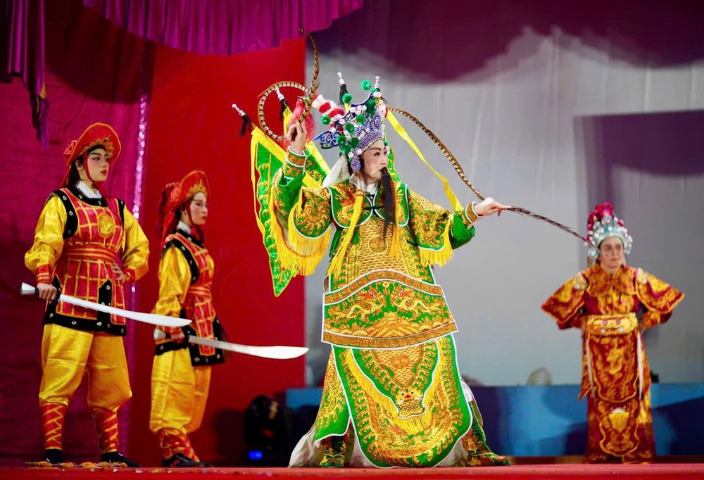 市统一潮剧团演戏贺元宵。