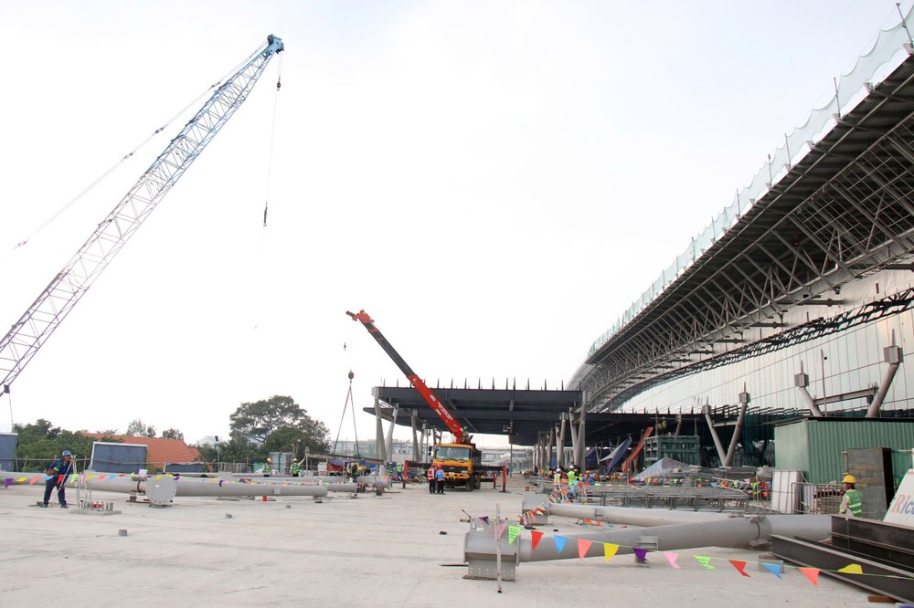 施工新山一机场T3航站楼。