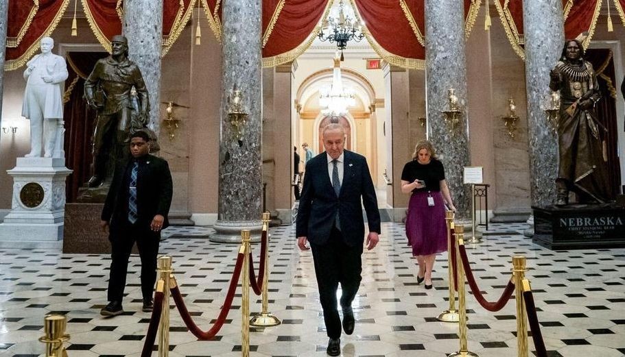 3月14日，美国参议院民主党领袖查克·舒默抵达白宫雕像厅。（图：彭博社）