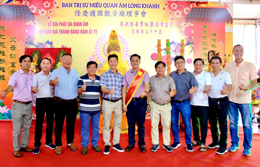 各好友祝贺本市热心人士陈昶霖（左六）以3亿2800万元胜标“观音慈袍”全套。