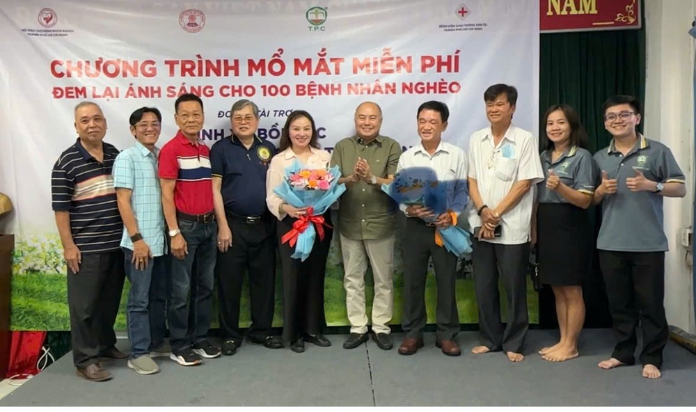 泰丰贸易有限公司董事长黄俊章（右四）、副董事长黄俊丰（右八）与培德精舍会长庄瑞雄（右五）、常值副会长赖远东（右七）与医护团队及相关人员合照。