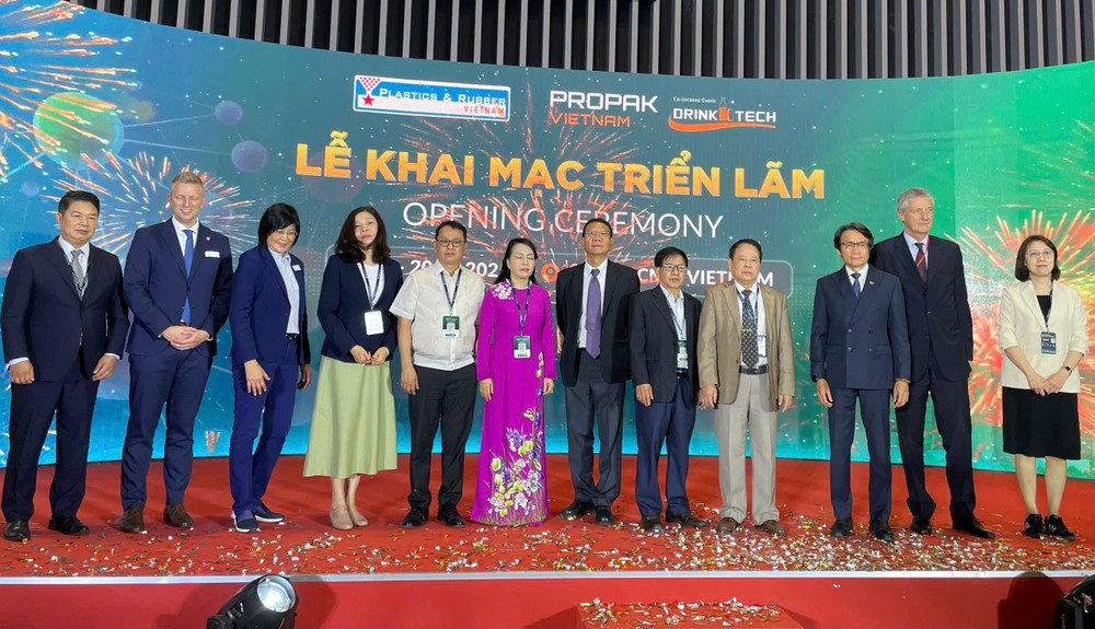 越南Informa Markets公司总经理Ben Wong与诸位领导和嘉宾在开幕式上留影。