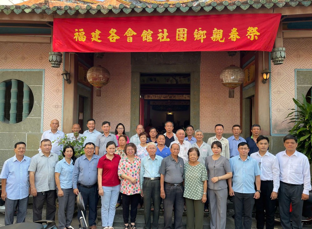 本市福建各会馆社团乡亲以及贵宾合照留念。