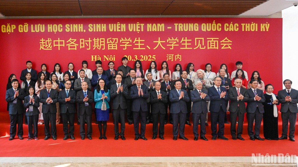 苏林总书记、中国驻越南大使何炜以及党政领导人和与会代表出席。 （图：人民报）