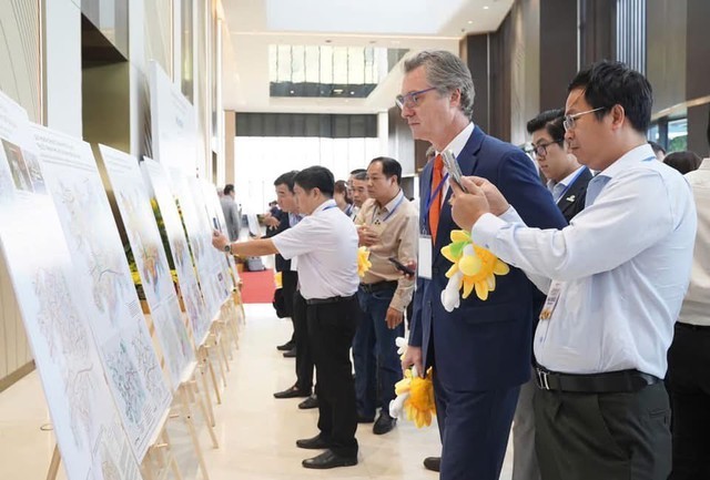 与会代表观看了解守德市总体规划蓝图。（图：进才）