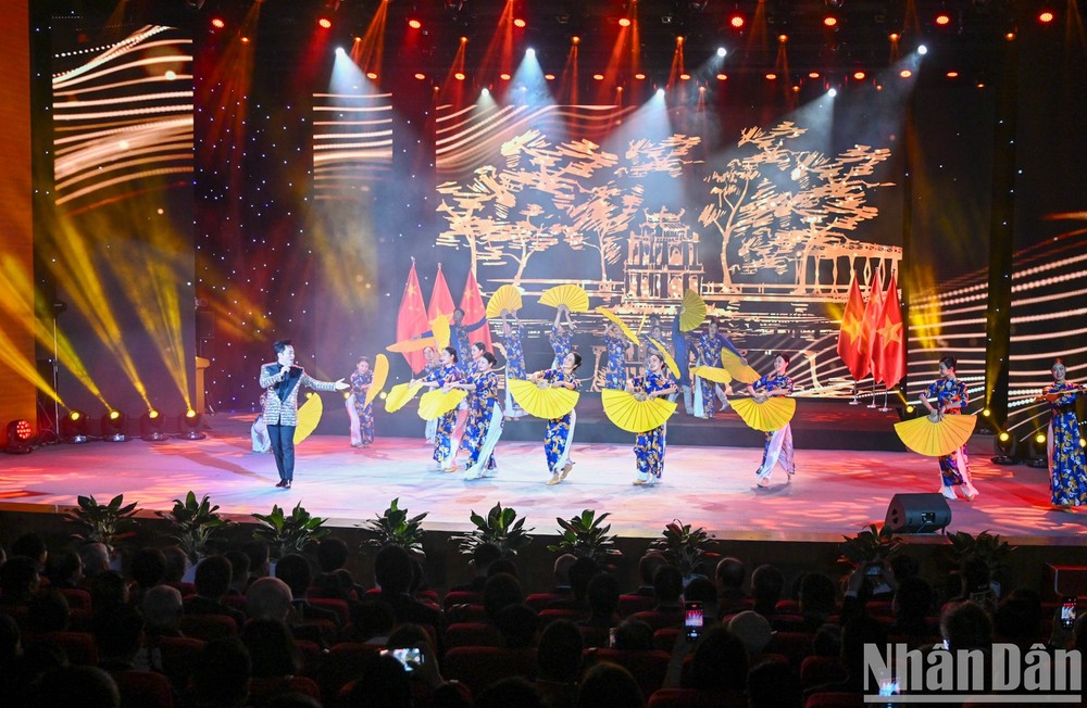 开幕艺术节目。 （图：人民报）