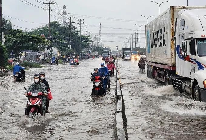 平新郡安立桥附近路段逢大雨或潮汛时路面变成一片汪洋，严重影响交通安全。（图：VNExpress）