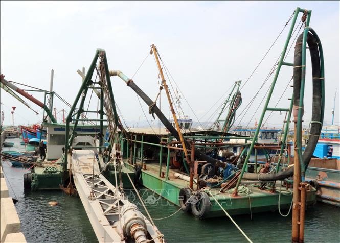 芳草原建设劳务公司承包东海渔港疏浚工作，但因无处倾泄泥土而未展开。