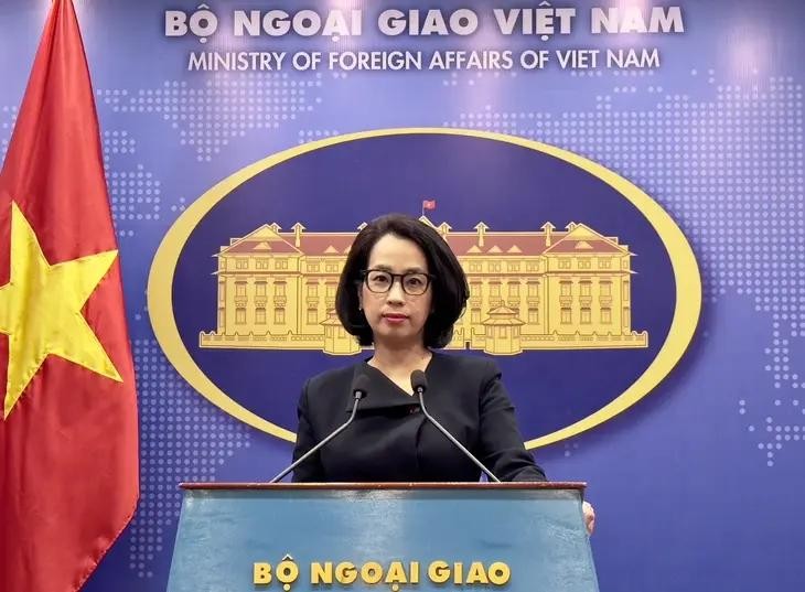 外交部发言人范秋姮在新闻发布会上回答记者提问。（图：维铃）