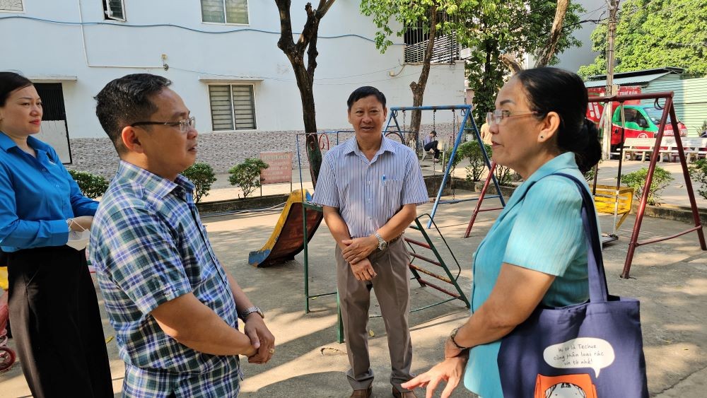 市越南祖国阵线委员会副主席范明俊亲往第十二郡盛禄坊一民居区进行实地考察。