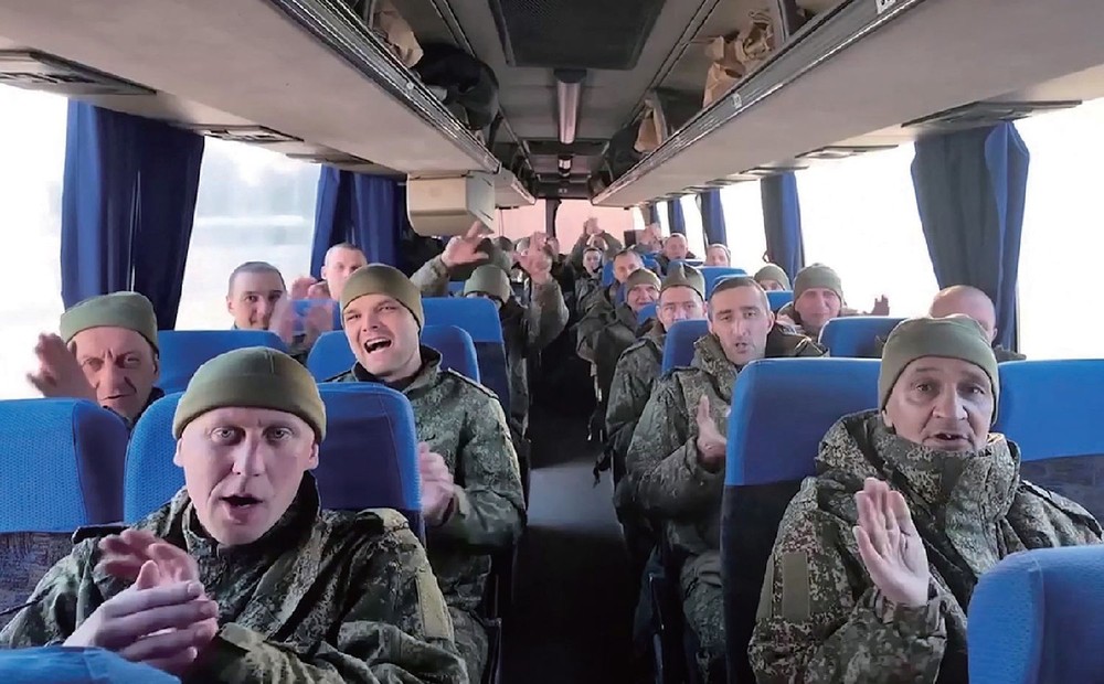 在阿拉伯联合酋长国的斡旋下，俄乌双方互换了372名战俘。（图：互联网）