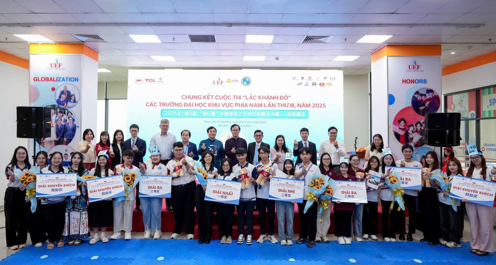 获奖队与诸位领导和嘉宾合照留念。